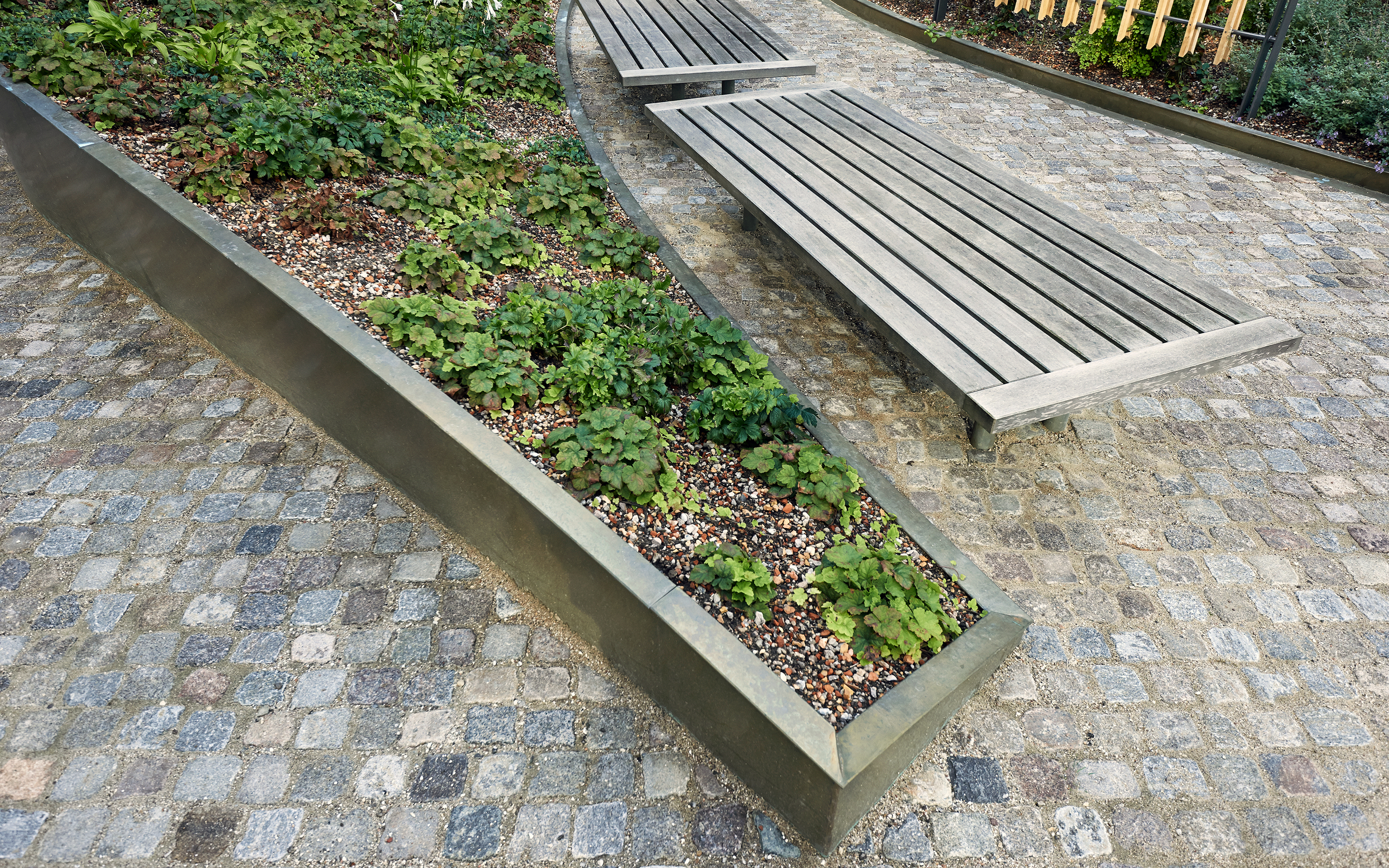The plant beds with shrubs and trees were built on Floradrain® FD 60.  Bench and plant bed